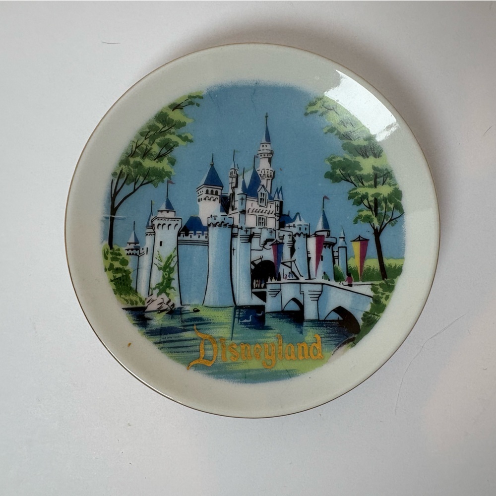 Disney Disneyland VTG souvenir plate featuring  Sleeping Beauty’s Castle